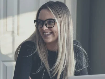 Profissional de RH sorrindo no escritório